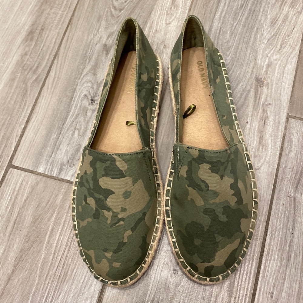 New without tag Old Navy slip on size 10